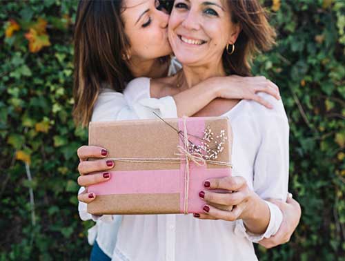 هدیه طلا برای روز مادر: ایده های خاص و ماندگار